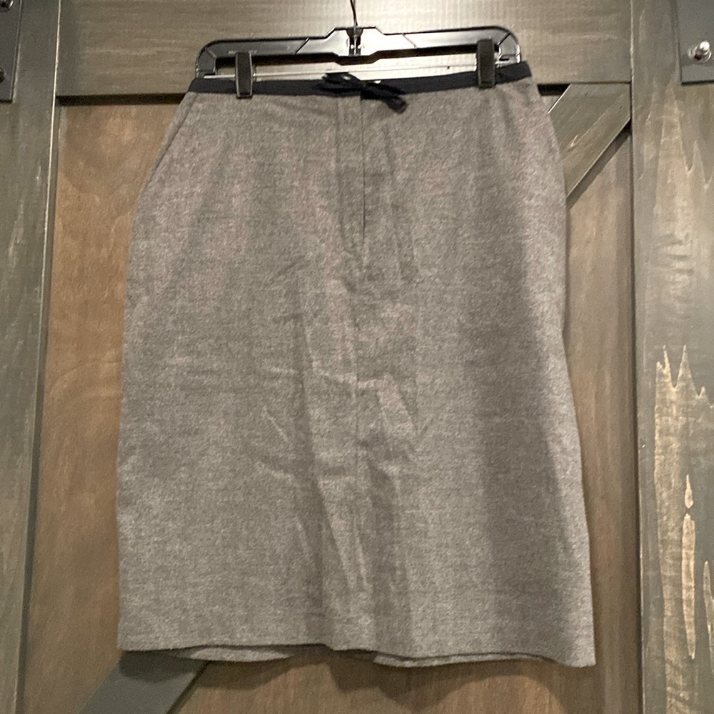 Zip front gray flannel skirt. Size 8.